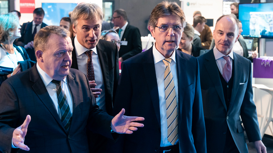 Staatssekretär Vitt wird bei seinem Rundgang von S.E. Lars Locke Rasmussen, Premier Minister von Dänemark (links), Achim Berg, Präsident Bitkom e.V. (2. von links) und Dr. Christian Göke, Vorsitzender Geschäftsführung Messe Berlin GmbH (rechts) begleitet.