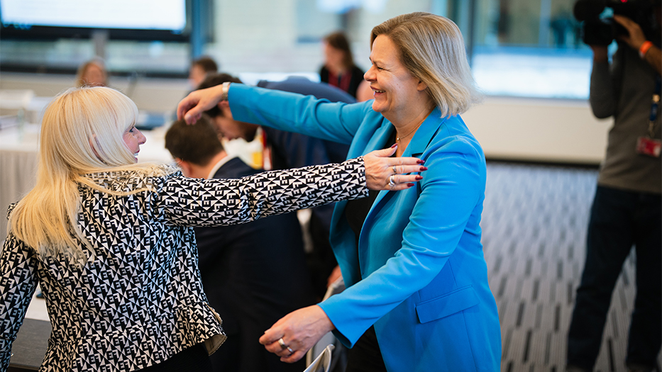 Bundesinnenministerin Nancy Faeser begrüßt Berlins Innensenatorin Iris Spranger. Bundesinnenministerin Nancy Faeser begrüßt Berlins Innensenatorin Iris Spranger.