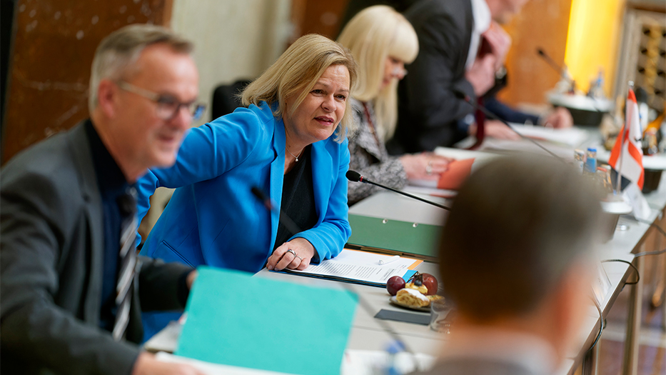 Bundesinnenministerin Nancy Faeser bei der Innenministerkonferenz, links von ihr sitzt Staatssekretär Hans-Georg Engelke. Bundesinnenministerin Nancy Faeser bei der Innenministerkonferenz, links von ihr sitzt Staatssekretär Hans-Georg Engelke.