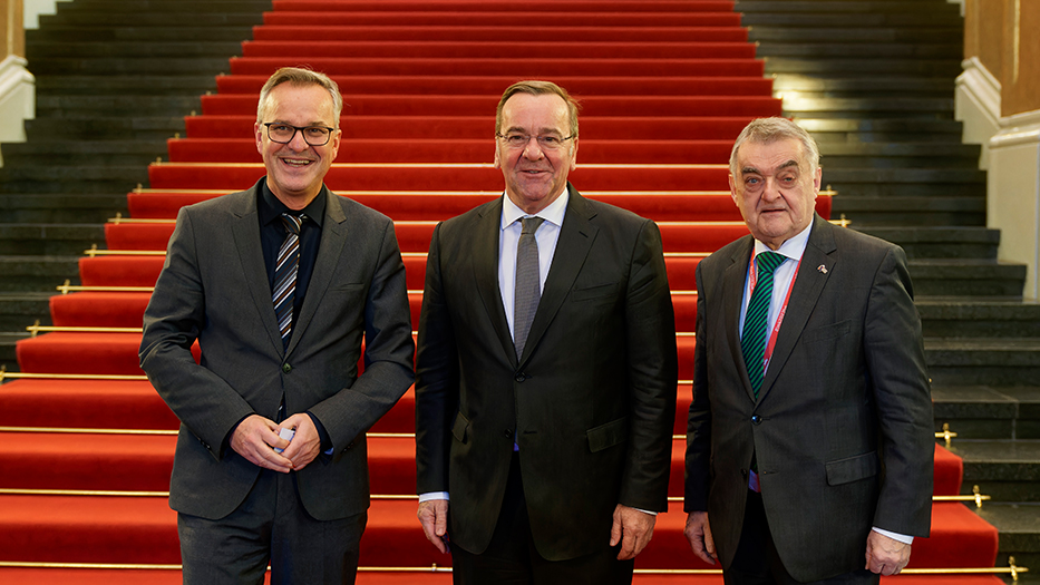 Von links nach rechts im Bild: Staatssekretär Hans-Georg Engelke, Verteidigungsminister Boris Pistorius und Innenminister Herbert Reul. Von links nach rechts im Bild: Staatssekretär Hans-Georg Engelke, Verteidigungsminister Boris Pistorius und Innenminister Herbert Reul.