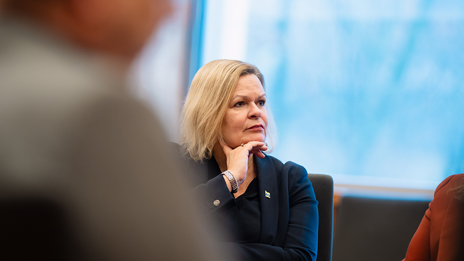 Fördermittelbescheid für Ansprechstelle übergeben Fördermittelbescheid für Ansprechstelle übergeben