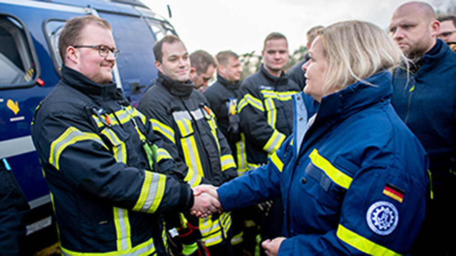 Bundesinnenministerin Nancy Faeser dankt THW- Einsatzhelfern im Hochwassergebiet Bundesinnenministerin Nancy Faeser dankt THW- Einsatzhelfern im Hochwassergebiet