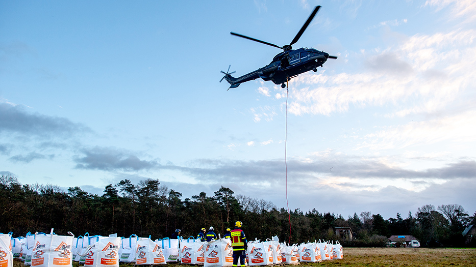 Hubschrauber der Bundespolizei beim Transport von Sandsäcken im Hochwassergebiet Hubschrauber der Bundespolizei beim Transport von Sandsäcken im Hochwassergebiet