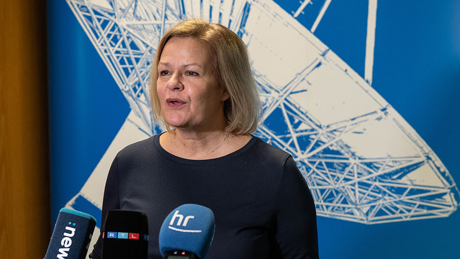 Ministerin Faeser besucht das Bundesamt für Kartographie und Geodäsie. Ministerin Faeser besucht das Bundesamt für Kartographie und Geodäsie.