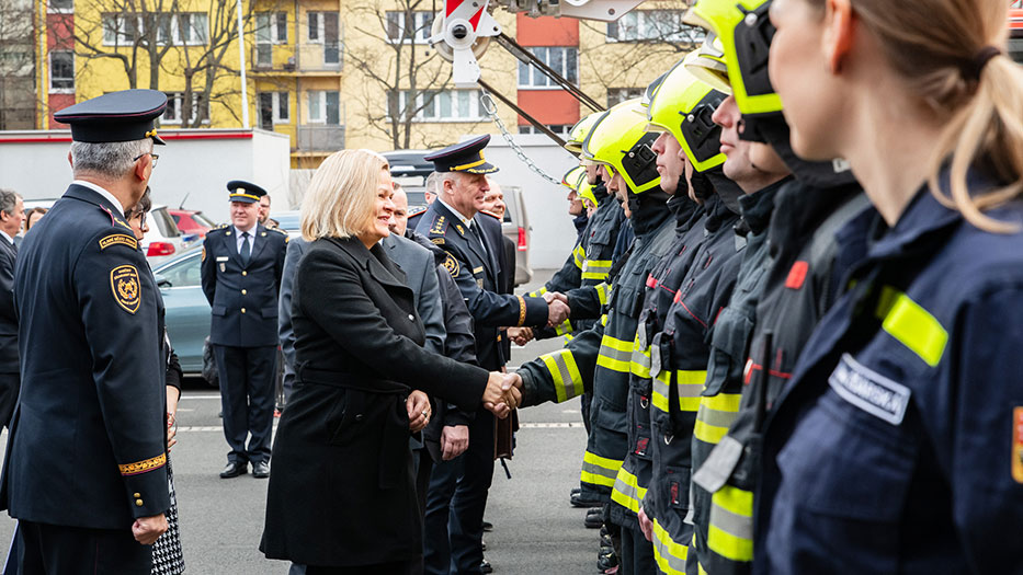 Bundesinnenministerin Nancy Faeser begrüßt Feuerwehrleute in Prag, Tschechien.