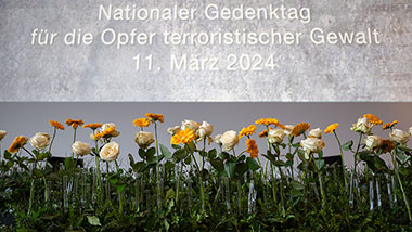 Blumengestreck - Zentrale Gedenkveranstaltung der Bundesregierung