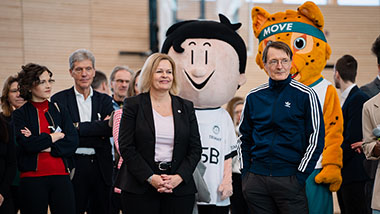 Bundesinnenministerin Faeser und Bundesgesundheitsminister Prof. Dr. Lauterbach stehen mit Maskottchen.