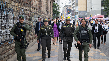 Bundesinnenministerin Nancy Faeser beim Spaziergang durch  Bogota, Kolumbien.