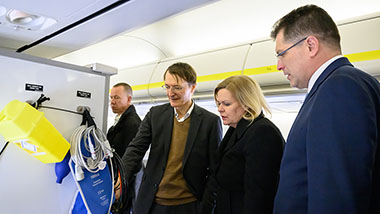 Bundesinnenministerin Nancy Faeser und Bundesgesundheitsminister Professor Karl Lauterbach schauen sich die medizinische Ausstattung eines Flugzeugs an, das verletzte und kranke Menschen aus der Ukraine nach Deutschland bringt.