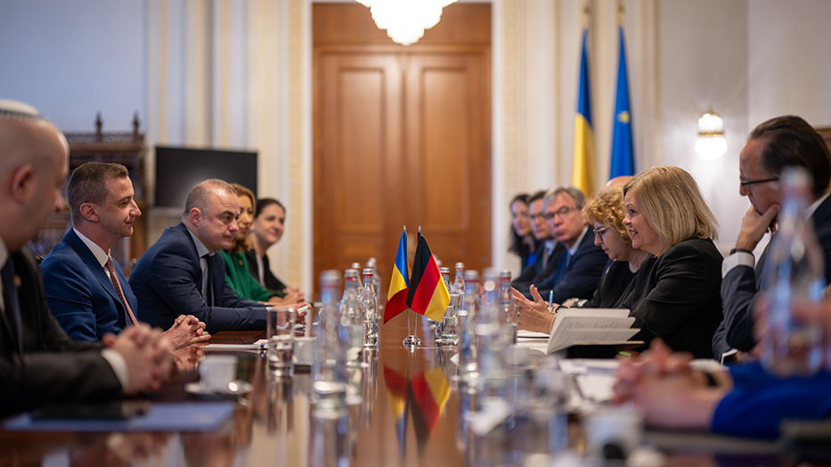 Bundesinnenministerin Nancy Faeser im Gespräch mit Präsidenten a. i. der Abgeordnetenkammer, Alfred Simonis. Bundesinnenministerin Nancy Faeser im Gespräch mit Präsidenten a. i. der Abgeordnetenkammer, Alfred Simonis.