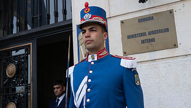 Polizist vor dem rumänischen Innenministerium