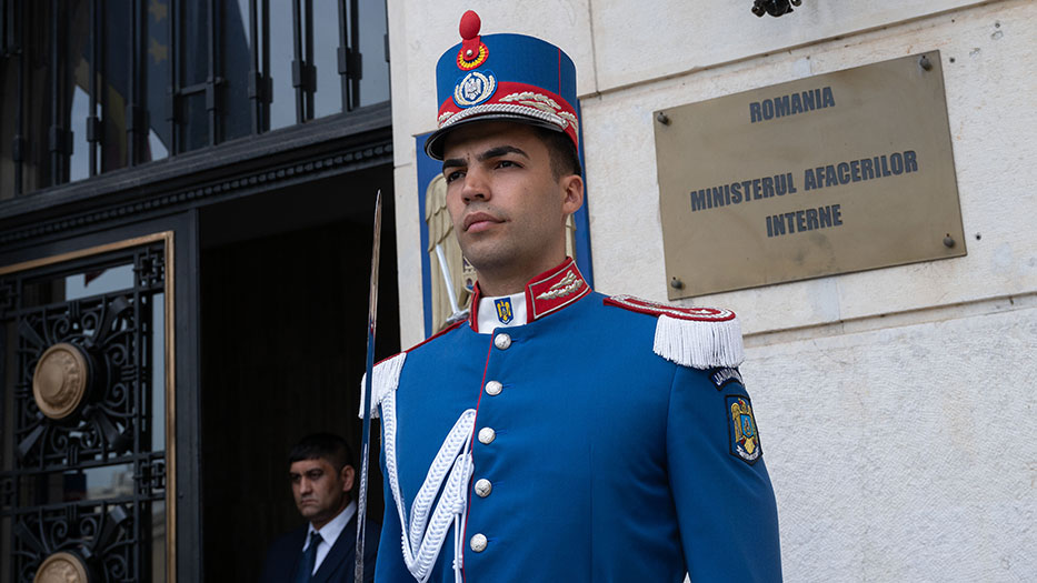 Polizist vor dem rumänischen Innenministerium Polizist vor dem rumänischen Innenministerium