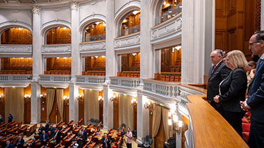 Bundesinnenministerin Faeser wird von den rumänischen Abgeordneten im rumänischen Parlament begrüßt.