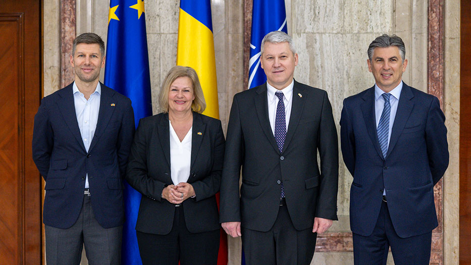 Bundesinnenministerin Nancy Faeser mit dem rumänischen Innenminister, Marian Catalin Predoiu, und den ehemaligen Fußballspielern Ionut Lupescu und Thomas Hitzlsperger in Bukarest, Rumänien. Bundesinnenministerin Nancy Faeser mit dem rumänischen Innenminister, Marian Catalin Predoiu, und den ehemaligen Fußballspielern Ionut Lupescu und Thomas Hitzlsperger in Bukarest, Rumänien.