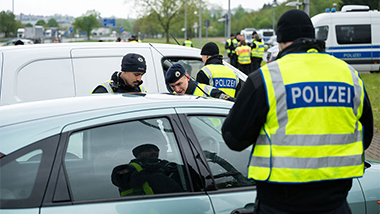 Überprüfung von Fahrzeugen am Grenzübergang zwischen Deutschland und Frankreich Goldene Bremm