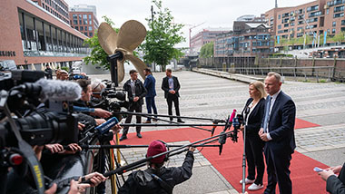 Ministerin Faeser gibt der Presse ein Interview. Neben ihr steht der Hamburger Innensenator Grote.