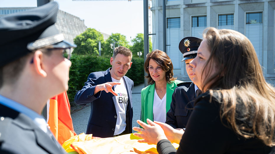 Parlamentarische Staatssekretärin Schwarzelühr-Sutter im Gespräch beim Hissen der Regenbogenflagge Parlamentarische Staatssekretärin Schwarzelühr-Sutter im Gespräch beim Hissen der Regenbogenflagge