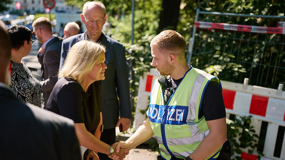 Bundesinnenministerin Nancy Faeser wird von Bundespolizist begrüßt Bundesinnenministerin Nancy Faeser wird von Bundespolizist begrüßt