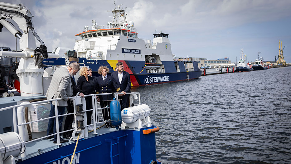 Bundesinnenministerin Faeser und Innenminister des Landes Mecklenburg-Vorpommern, Pegel, an Bord eines Schiffes der Wasserschutzpolizei, im Hintergrund ein Schiff der Küstenwache. Bundesinnenministerin Faeser und Innenminister des Landes Mecklenburg-Vorpommern, Pegel, an Bord eines Schiffes der Wasserschutzpolizei, im Hintergrund ein Schiff der Küstenwache.
