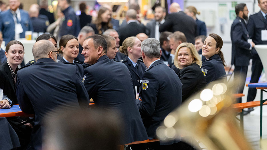 Bundesinnenministerin Nancy Faeser im Austausch mit Einsatzkräften Bundesinnenministerin Nancy Faeser im Austausch mit Einsatzkräften