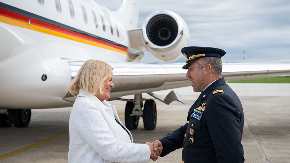 Ankunft und Begrüssung am Flughafen - G7-Innenministertreffen vom 2.- 4.10.2024 in Mirabella Eclano, Italien Ankunft und Begrüssung am Flughafen - G7-Innenministertreffen vom 2.- 4.10.2024 in Mirabella Eclano, Italien