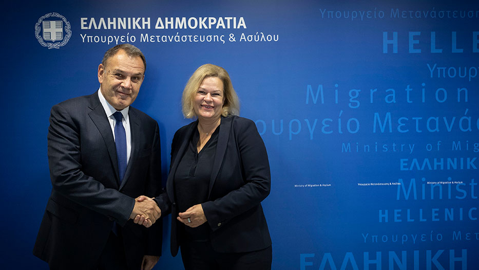 Bundesinnenministerin Nancy Faeser wird von Minister Panagiotopoulos im Ministerium für Migration und Asyl in Griechenland begrüßt Bundesinnenministerin Nancy Faeser wird von Minister Panagiotopoulos im Ministerium für Migration und Asyl in Griechenland begrüßt