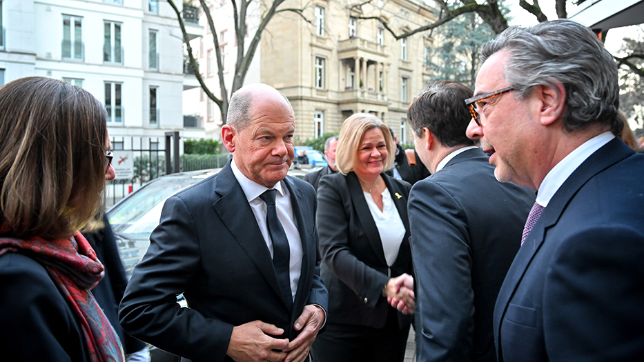 Ankunft Bundesinnenministerin Nancy Faeser und Bundeskanzler Olaf Scholz bei der Gedenkveranstaltung in der jüdischen Gemeinde Frankfurt am Main zu 80 Jahren Befreiung des Konzentrations- und Vernichtungslagers Auschwitz Ankunft Bundesinnenministerin Nancy Faeser und Bundeskanzler Olaf Scholz bei der Gedenkveranstaltung in der jüdischen Gemeinde Frankfurt am Main zu 80 Jahren Befreiung des Konzentrations- und Vernichtungslagers Auschwitz