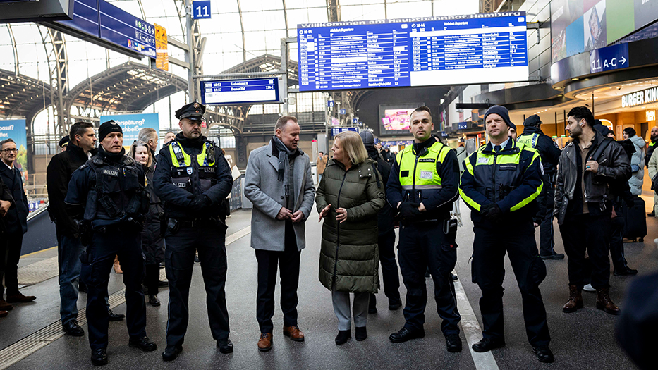 Bundesinnenministerin Nancy Faeser informiert sich mit Senator Grote über "Quattro-Streifen" in Hamburg Hbf, hier auf einem Bahnsteig des Fernbahnhofs Bundesinnenministerin Nancy Faeser informiert sich mit Senator Grote über "Quattro-Streifen" in Hamburg Hbf, hier auf einem Bahnsteig des Fernbahnhofs