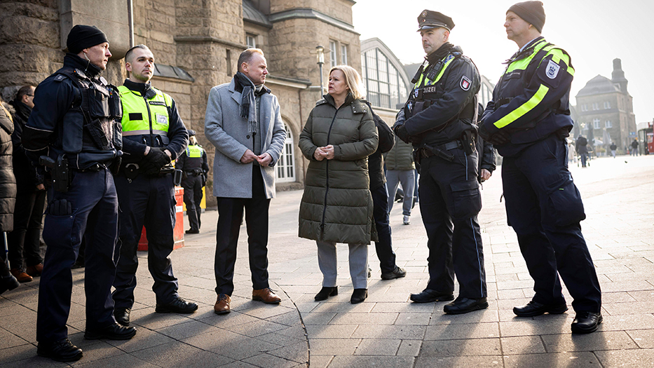 Bundesinnenministerin Nancy Faeser informiert sich mit Senator Grote über "Quattro-Streifen" in Hamburg Hbf, hier vor dem Bahnhof Bundesinnenministerin Nancy Faeser informiert sich mit Senator Grote über "Quattro-Streifen" in Hamburg Hbf, hier vor dem Bahnhof