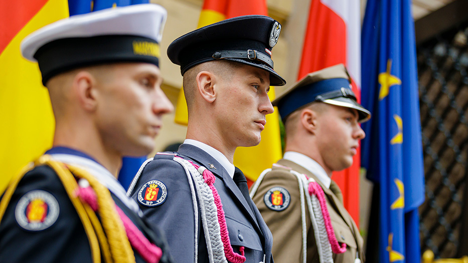 Drei polnische Soldaten unterschiedlicher Waffengattungen beim Empfang der Gäste aus Deutschland Drei polnische Soldaten unterschiedlicher Waffengattungen beim Empfang der Gäste aus Deutschland