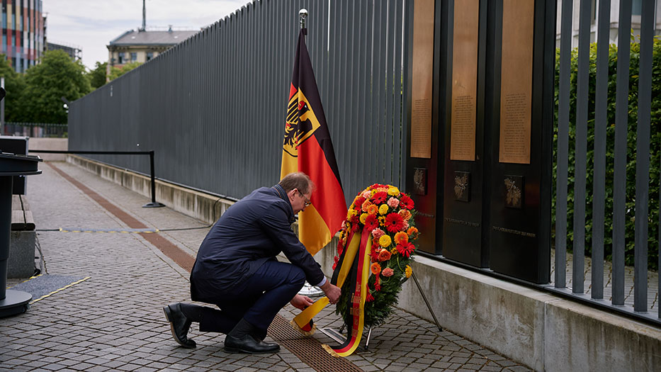 Bundesinnenminister Dobrindt richtet die Schleife am Kranz für im Dienst verstorbene Kolleginnen und Kollegen Bundesinnenminister Dobrindt richtet die Schleife am Kranz für im Dienst verstorbene Kolleginnen und Kollegen