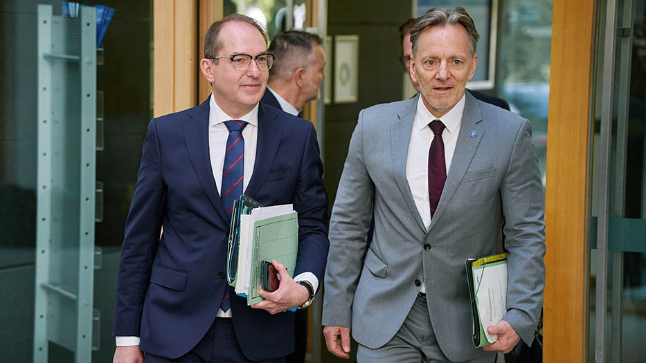 Bundesinnenminister Alexander Dobrindt mit BKA-Präsident Holger Münch auf dem Weg zur Pressekonferenz Bundesinnenminister Alexander Dobrindt mit BKA-Präsident Holger Münch auf dem Weg zur Pressekonferenz