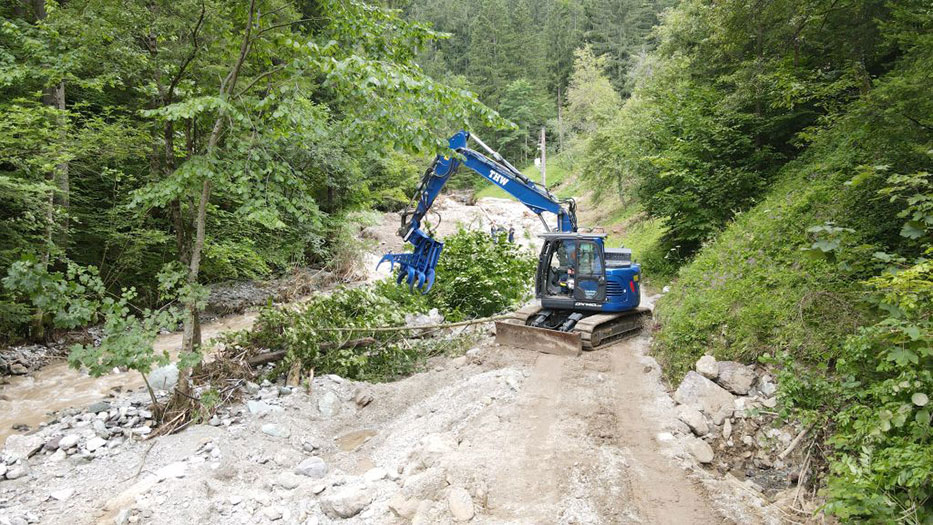 THW Crawler excavators in action in Slovenia
